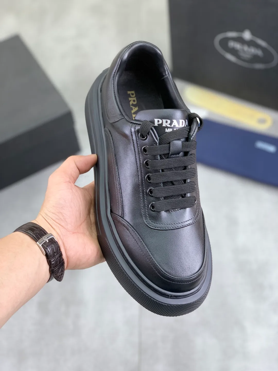 Men's shoes 💰P500 New PRADA Prada's new spring casual sports shoes. Original purchase, development and production. Prada men's classic series. Technical breathable fabrics with cowhide. Casual sports shoes. Casual sports dad shoes combine high-tech breathable materials and cowhide. P's exclusive button decoration on the side. The outsole is full of P italic design and bright colors to show vitality and continue the brand design inspiration. Stroll around the city lightly and feel free and comfortable. Exquisite packaging at the delivery counter 🛍📦 ▪️Fabric: original customized calfskin with breathable material ▪️Inner lining: cowhide lining ➕cowhide feet ▪️Outsole: open-molded TPU foam material ▪️Sole thickness: 3.5CM ▪️Size: Men's 38-44 (45 can be customized) 4️⃣ colors available